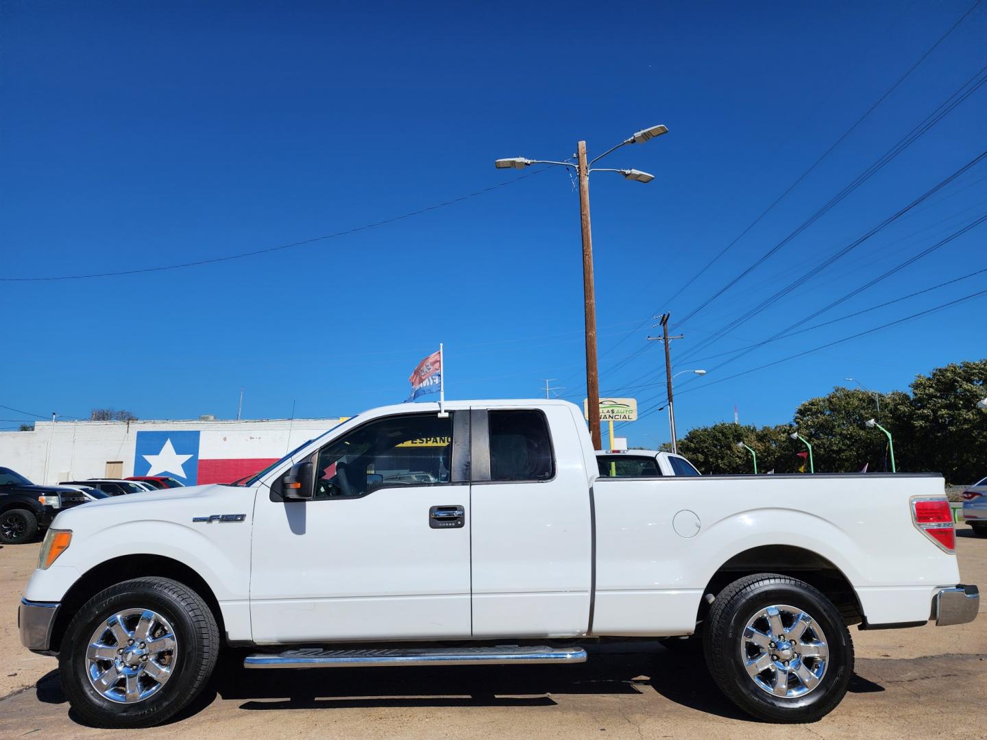 2013 WHITE /GRAY Ford F-150 XLT (1FTEX1CM4DF) with an 3.7L V6 DOHC 24V engine, 6-Speed Automatic transmission, located at 2660 S.Garland Avenue, Garland, TX, 75041, (469) 298-3118, 32.885551, -96.655602 - Welcome to DallasAutos4Less, one of the Premier BUY HERE PAY HERE Dealers in the North Dallas Area. We specialize in financing to people with NO CREDIT or BAD CREDIT. We need proof of income, proof of residence, and a ID. Come buy your new car from us today!! This is a very well cared for 2013 FO - Photo#6